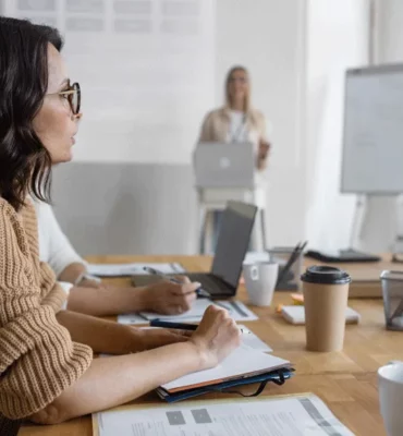 femme travaillant sur un bureau