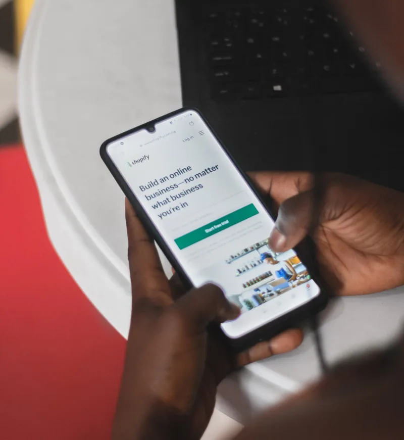 homme tenant un téléphone