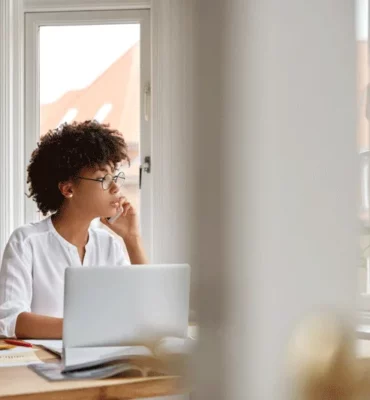 une femme parle au téléphone portable